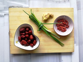 6、红枣枸杞骨头汤,这时可以准备配料，小葱打结，生姜用刀背拍松