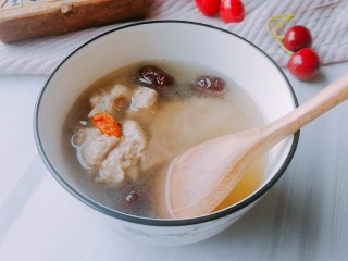 13、红枣枸杞骨头汤,炖熟前几分钟加上适量盐，这样一锅新鲜的骨头汤就出锅了~