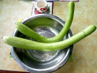 1、葫芦瓜猪肉，金钩海米馅饺子,葫芦瓜洗干净备用