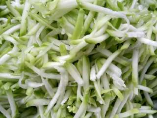 2、葫芦瓜猪肉，金钩海米馅饺子, 打成丝用盐腌一会去除水分