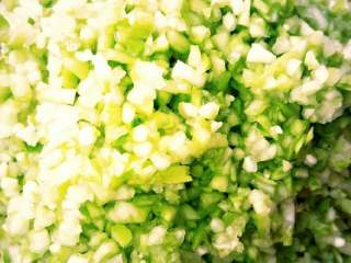 3、葫芦瓜猪肉，金钩海米馅饺子,剁成小丁然后去除水分