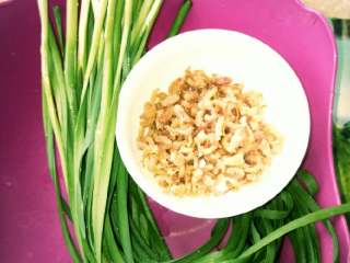 4、葫芦瓜猪肉，金钩海米馅饺子,韭菜金钩海米饺洗干净备用