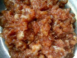 5、葫芦瓜猪肉，金钩海米馅饺子,猪肉，金钩海米用盐味精料酒喂味