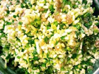 6、葫芦瓜猪肉，金钩海米馅饺子,把所有的食材放在一起搅拌一起即可包饺子