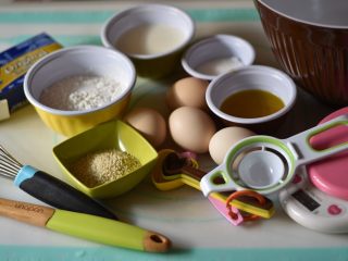 1、奶酪芝麻戚风,准备好所需材料（鸡蛋冰箱刚取出需回温，粉类加盐过筛）