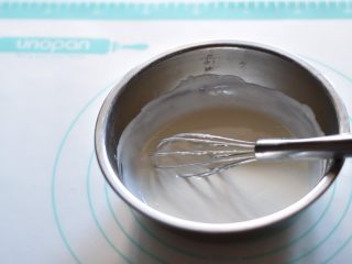 2、奶酪芝麻戚风,将奶油奶酪和牛奶搅拌成顺滑状备用