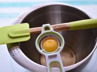 3、奶酪芝麻戚风,将蛋黄与蛋白分离