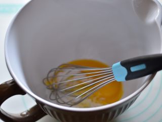 4、奶酪芝麻戚风,蛋黄中加入细砂糖A，用手动打蛋器搅拌至无颗粒