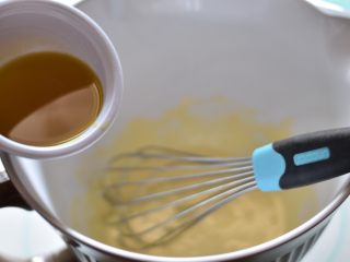 5、奶酪芝麻戚风,加入油拌均匀，打发到蛋黄发白，体积变大