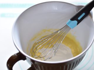 6、奶酪芝麻戚风,加入备用的奶油奶酪糊，继续搅拌均匀