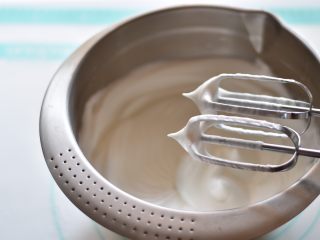 8、奶酪芝麻戚风,蛋白分3次加入细砂糖B打发至圆锥状立起