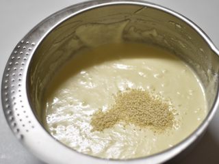 11、奶酪芝麻戚风,加入芝麻，翻拌两下即可