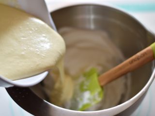 10、奶酪芝麻戚风,将翻拌好的面糊倒入剩余的蛋白霜中快速轻轻混合