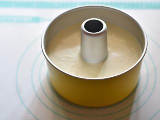 12、奶酪芝麻戚风,将做好的面糊倒入屋诺UN16005模具中，轻震几下