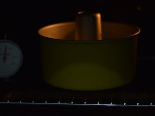 13、奶酪芝麻戚风,烤箱预热180度，中下层175度烘烤约40分钟