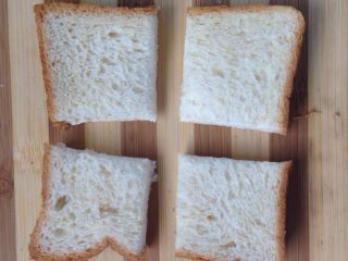 1、煎吐司块,吐司切成4等份。