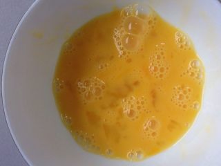 2、煎吐司块,调鸡蛋，放少许盐巴。