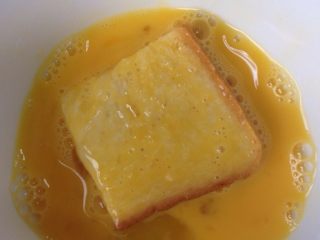 3、煎吐司块,吐司混合蛋液。