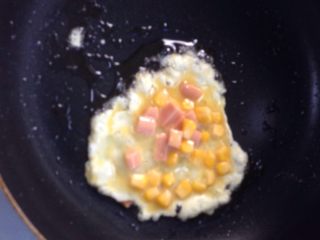 6、煎吐司块,煎熟弄散。