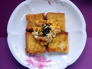 7、煎吐司块,吐司放下面，煎好蛋放上面。撒上芝麻。