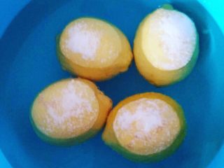 1、柠檬膏,第一步 先把柠檬用盐水浸泡半个小时 我把盐放进水里一些 然后柠檬上面也撒了一些盐