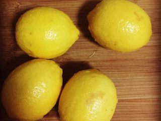2、柠檬膏,我大概泡了两个小时 因为在做饭 做完饭才抽出时间开始清洗 清洗的时候我每个柠檬上面又撒了一些盐搓洗 清洗完毕 开始切柠檬啦……