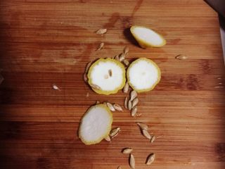 3、柠檬膏,我切了两个柠檬 因为比较大个 所以剩下的两个就下次煮的时候再用 切完片之后 一定要把里面的籽给抠出来 不去掉的话煮出来的会比较苦 当然 你要重口味的话 不去掉也OK啦……^-^