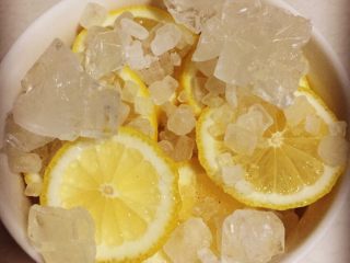 6、柠檬膏,我的步骤是底层铺柠檬 然后铺一层冰糖 这样循环的放了四五层 冰糖的量我真没有算 凭感觉吧 哈哈哈