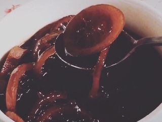 8、柠檬膏,成品 直接从锅里拿出来 不用换到密封罐里 因为这个碗就是密封的 很方便 这个图片是上次拍的 直接使用了 (*^^*) 