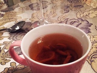 9、柠檬膏,老公爱抽烟 不喜欢吃甜的东西 但这个柠檬膏他每天都会沏一点喝 说喝完喉咙很舒服 酸酸甜甜的 我家宝宝也很喜欢喝 家居必备哦