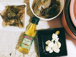 1、西班牙经典Tapas-蒜味炒虾,????用剪刀剪掉虾头