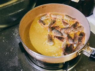 2、西班牙经典Tapas-蒜味炒虾,????多加一点橄榄油先用中小火炸虾頭,这样等一下做出来更香