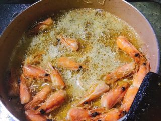 3、西班牙经典Tapas-蒜味炒虾,把虾头炸透点,这样吃起来更美味