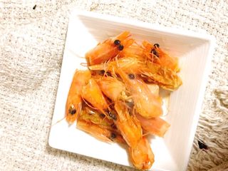 4、西班牙经典Tapas-蒜味炒虾,取出炸透的蝦頭