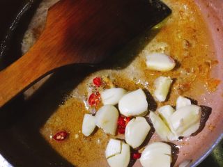 5、西班牙经典Tapas-蒜味炒虾,放入大蒜辣椒爆香