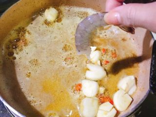 6、西班牙经典Tapas-蒜味炒虾,放入虾子