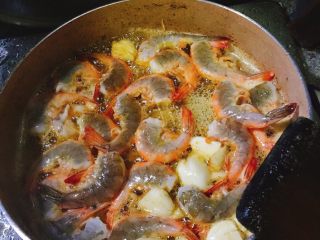 7、西班牙经典Tapas-蒜味炒虾,把虾子煮到变红,加入百里香、萝勒,海塩跟黑胡椒,就完成了!