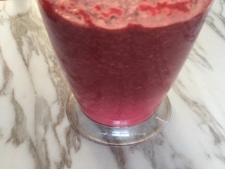 2、蒂凡尼的早餐,甜菜根与牛奶全部融合后即可;