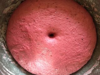 7、蒂凡尼的早餐,大约2小时后,面团中间戳洞且不回缩就发酵好了,具体发酵时间需要根据室温灵活掌握;