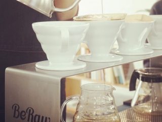 14、蒂凡尼的早餐,用手冲萃取法萃取出大约280ML咖啡液,请参看《家庭实用手冲萃取法》有关内容;