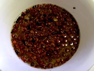 1、炒羊肉,提前将花椒泡水5-6个小时