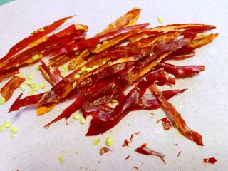 5、炒羊肉,干红辣椒切丝