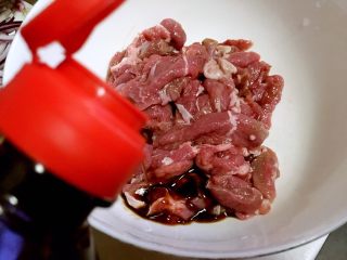 8、炒羊肉,倒入酱油