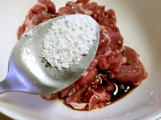 10、炒羊肉,加入淀粉