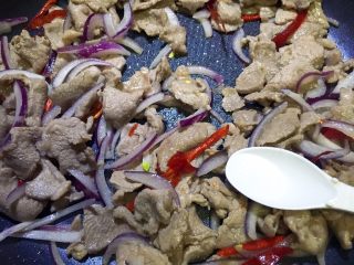 15、炒羊肉,放盐调味