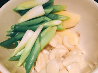 1、快手系列之---大盘鸡,葱--切成斜段，姜--切厚片，蒜--包成蒜瓣，用刀拍裂即可，放在一旁备用！