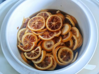 8、自制的柠檬膏，秒杀外面的止咳糖浆,这个是三个小时候之后的柠檬！