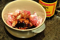 3、无骨酱肘子,把肉放进一个大碗里，用“材料2”抓匀，放冰箱腌制30～60分钟