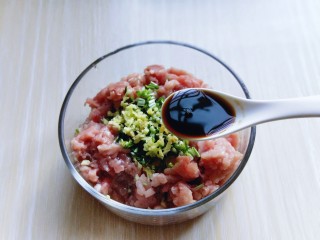 5、#感恩节食谱#有机南瓜肉糜盅,加入生抽。