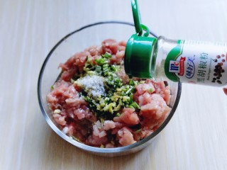 7、#感恩节食谱#有机南瓜肉糜盅,加入胡椒粉。